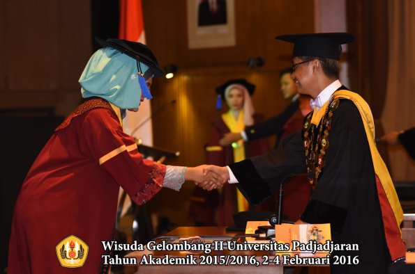 Wisuda Unpad Gel II TA 2015_2016   Fakultas ISIP oleh Rektor  026
