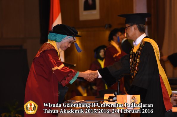 Wisuda Unpad Gel II TA 2015_2016   Fakultas ISIP oleh Rektor  029