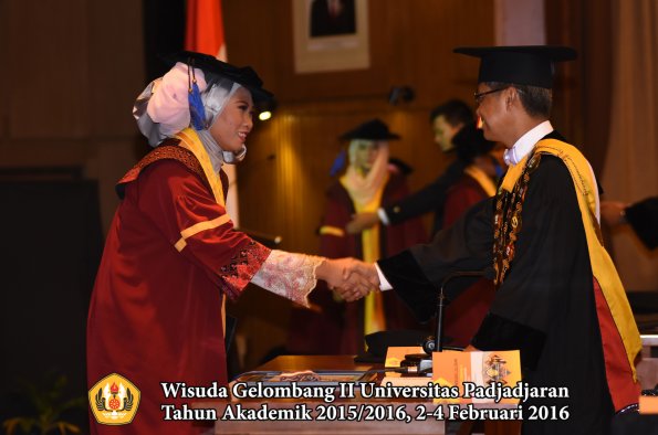 Wisuda Unpad Gel II TA 2015_2016   Fakultas ISIP oleh Rektor  033