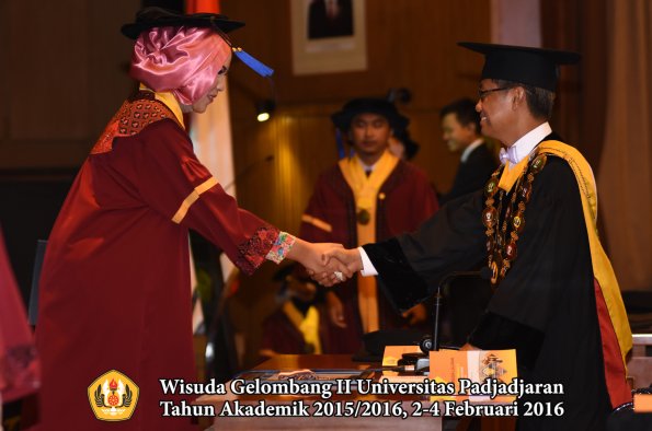 Wisuda Unpad Gel II TA 2015_2016   Fakultas ISIP oleh Rektor  036