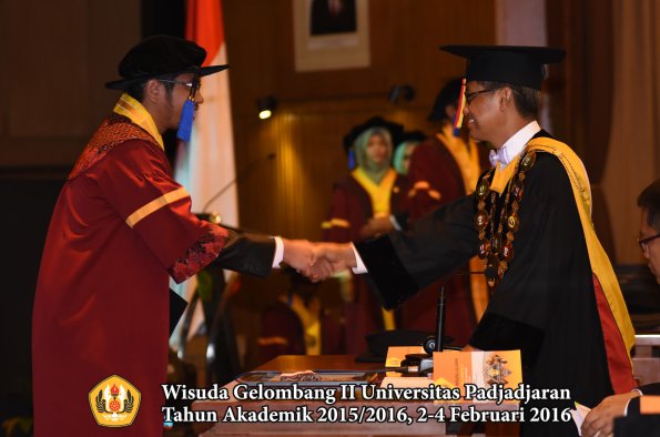 Wisuda Unpad Gel II TA 2015_2016   Fakultas ISIP oleh Rektor  050