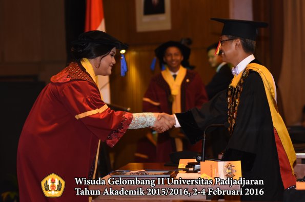 Wisuda Unpad Gel II TA 2015_2016   Fakultas ISIP oleh Rektor  060