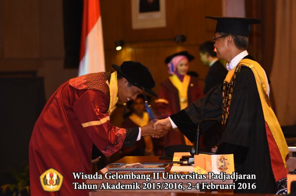 Wisuda Unpad Gel II TA 2015_2016   Fakultas ISIP oleh Rektor  073