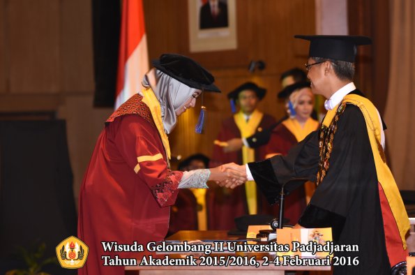 Wisuda Unpad Gel II TA 2015_2016   Fakultas ISIP oleh Rektor  081