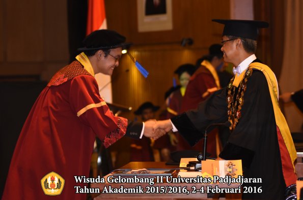 Wisuda Unpad Gel II TA 2015_2016   Fakultas ISIP oleh Rektor  122