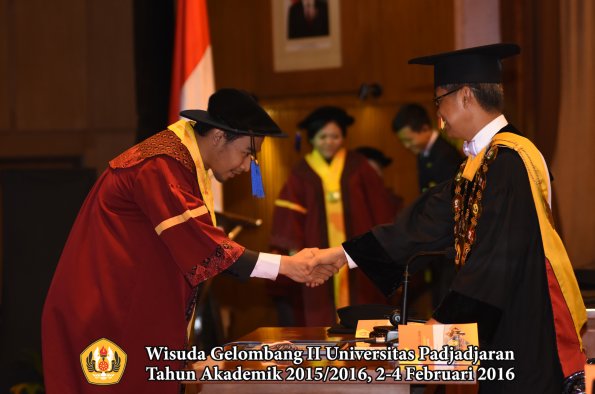 Wisuda Unpad Gel II TA 2015_2016   Fakultas ISIP oleh Rektor  123