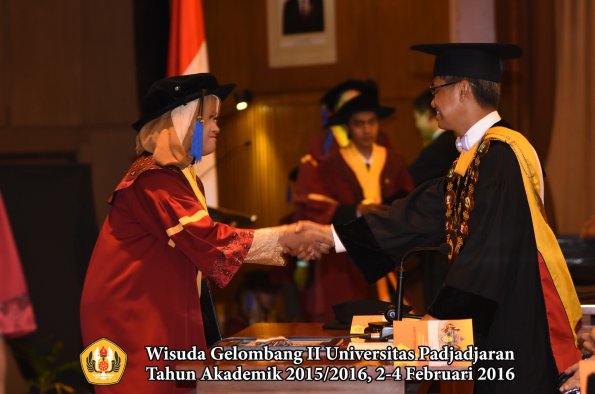 Wisuda Unpad Gel II TA 2015_2016   Fakultas ISIP oleh Rektor  125