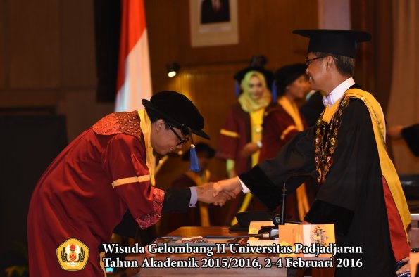 Wisuda Unpad Gel II TA 2015_2016   Fakultas ISIP oleh Rektor  139