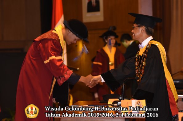 Wisuda Unpad Gel II TA 2015_2016   Fakultas ISIP oleh Rektor  143