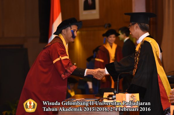 Wisuda Unpad Gel II TA 2015_2016   Fakultas ISIP oleh Rektor  148