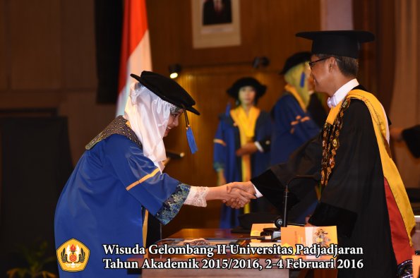 Wisuda Unpad Gel II TA 2015_2016   Fakultas ISIP oleh Rektor  157