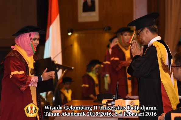 Wisuda Unpad Gel II TA 2015_2016  Fakultas TIP oleh Rektor  003
