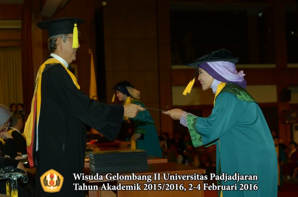 Wisuda Unpad Gel II TA 2015_2016 Fakultas Ekonomi dan Bisnis oleh Dekan 025