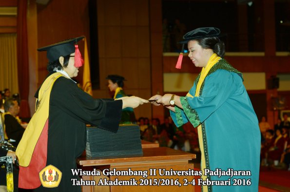 Wisuda Unpad Gel II TA 2015_2016 Fakultas Hukum oleh Dekan 005