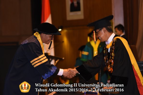 Wisuda Unpad Gel II TA 2015_2016  Fakultas Ekonomi dan Bisnis oleh Rektor 008