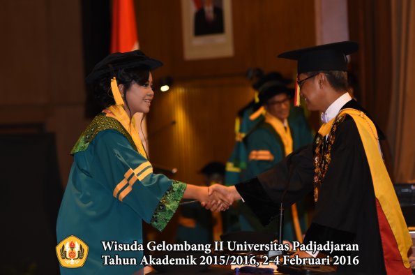 Wisuda Unpad Gel II TA 2015_2016  Fakultas Ekonomi dan Bisnis oleh Rektor 013