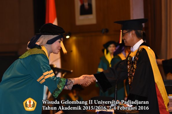 Wisuda Unpad Gel II TA 2015_2016  Fakultas Ekonomi dan Bisnis oleh Rektor 024