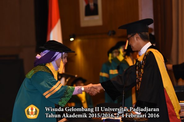 Wisuda Unpad Gel II TA 2015_2016  Fakultas Ekonomi dan Bisnis oleh Rektor 025