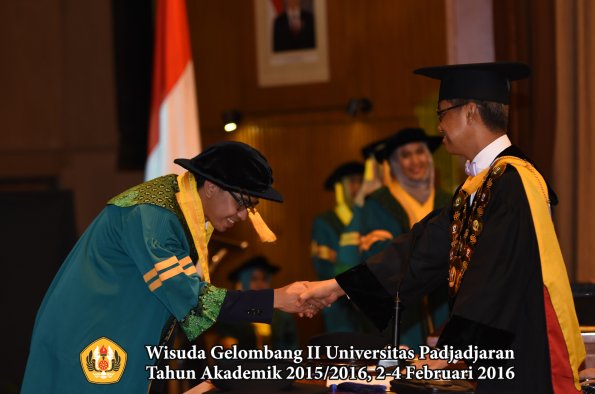 Wisuda Unpad Gel II TA 2015_2016  Fakultas Ekonomi dan Bisnis oleh Rektor 031