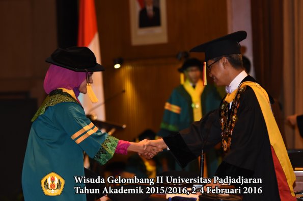 Wisuda Unpad Gel II TA 2015_2016  Fakultas Ekonomi dan Bisnis oleh Rektor 038