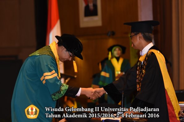 Wisuda Unpad Gel II TA 2015_2016  Fakultas Ekonomi dan Bisnis oleh Rektor 039