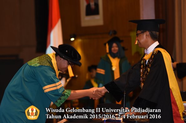 Wisuda Unpad Gel II TA 2015_2016  Fakultas Ekonomi dan Bisnis oleh Rektor 041