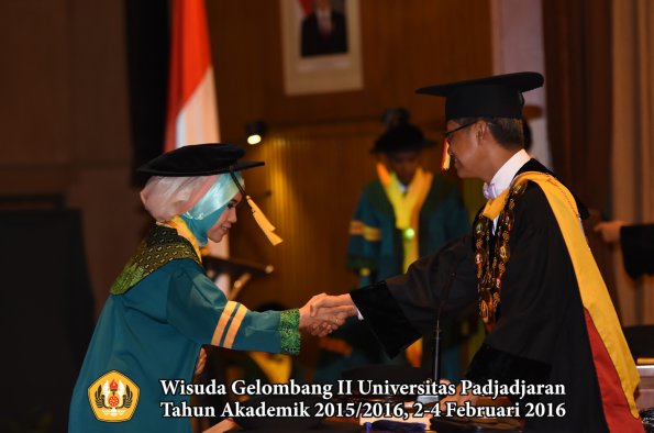 Wisuda Unpad Gel II TA 2015_2016  Fakultas Ekonomi dan Bisnis oleh Rektor 046