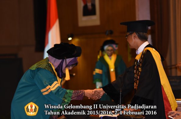Wisuda Unpad Gel II TA 2015_2016  Fakultas Ekonomi dan Bisnis oleh Rektor 052
