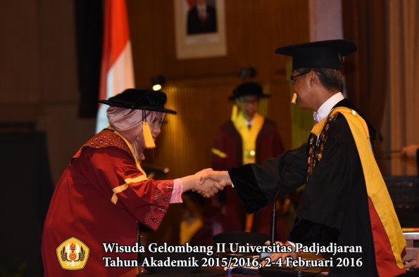 Wisuda Unpad Gel II TA 2015_2016  Fakultas Ekonomi dan Bisnis oleh Rektor 057