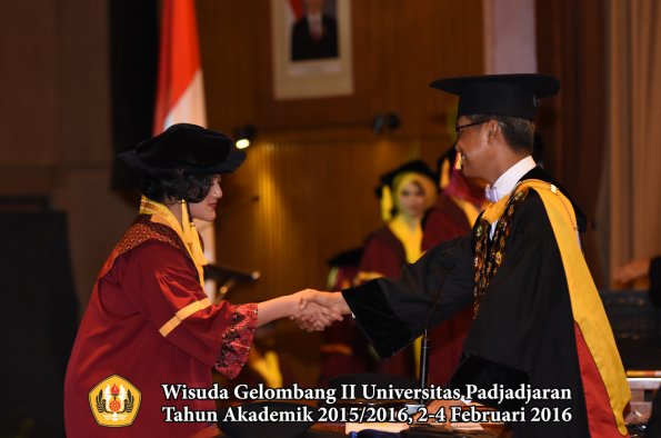 Wisuda Unpad Gel II TA 2015_2016  Fakultas Ekonomi dan Bisnis oleh Rektor 059
