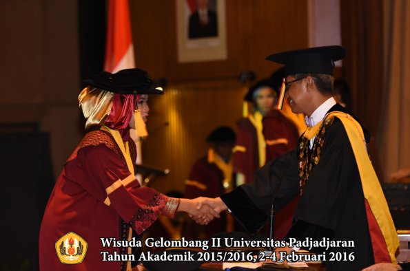 Wisuda Unpad Gel II TA 2015_2016  Fakultas Ekonomi dan Bisnis oleh Rektor 063