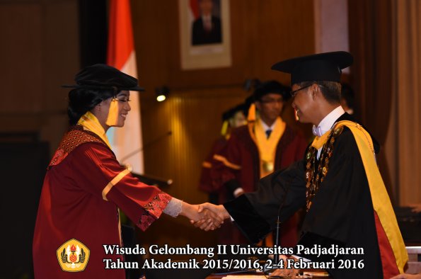 Wisuda Unpad Gel II TA 2015_2016  Fakultas Ekonomi dan Bisnis oleh Rektor 081