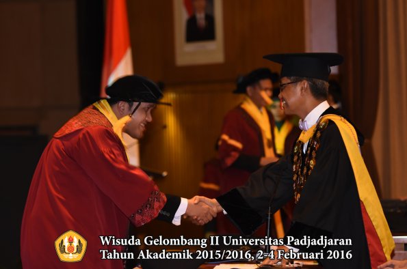 Wisuda Unpad Gel II TA 2015_2016  Fakultas Ekonomi dan Bisnis oleh Rektor 083