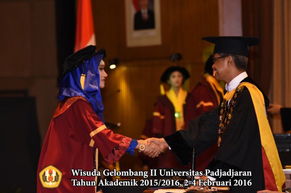 Wisuda Unpad Gel II TA 2015_2016  Fakultas Ekonomi dan Bisnis oleh Rektor 114