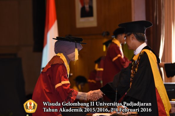 Wisuda Unpad Gel II TA 2015_2016  Fakultas Ekonomi dan Bisnis oleh Rektor 125