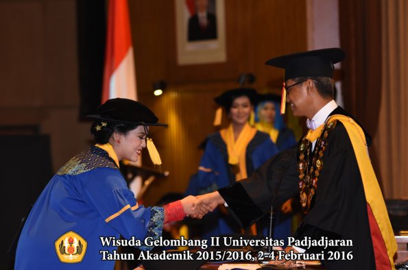 Wisuda Unpad Gel II TA 2015_2016  Fakultas Ekonomi dan Bisnis oleh Rektor 179