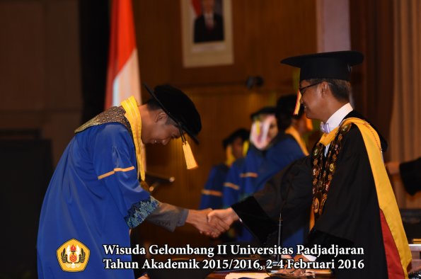 Wisuda Unpad Gel II TA 2015_2016  Fakultas Ekonomi dan Bisnis oleh Rektor 182