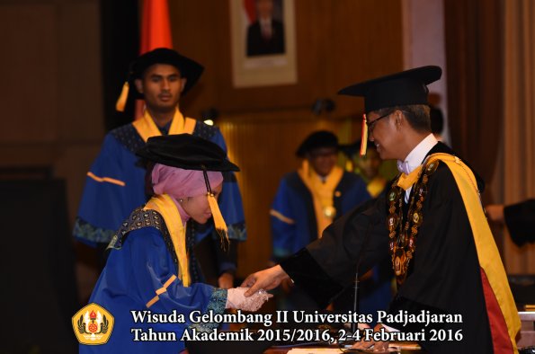 Wisuda Unpad Gel II TA 2015_2016  Fakultas Ekonomi dan Bisnis oleh Rektor 189