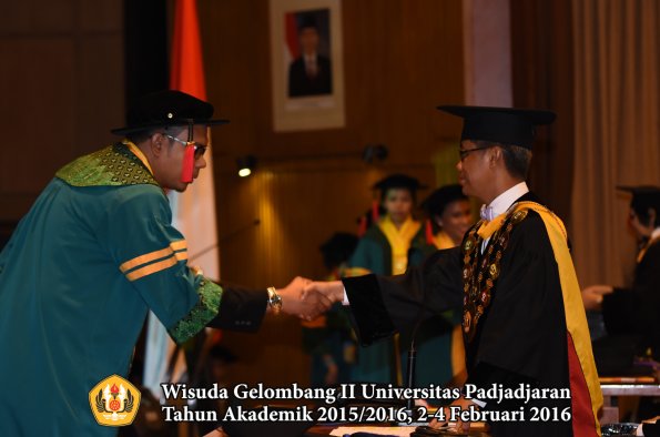 Wisuda Unpad Gel II TA 2015_2016  Fakultas Hukum oleh Rektor 004