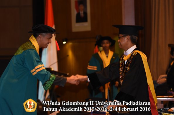 Wisuda Unpad Gel II TA 2015_2016  Fakultas Hukum oleh Rektor 012