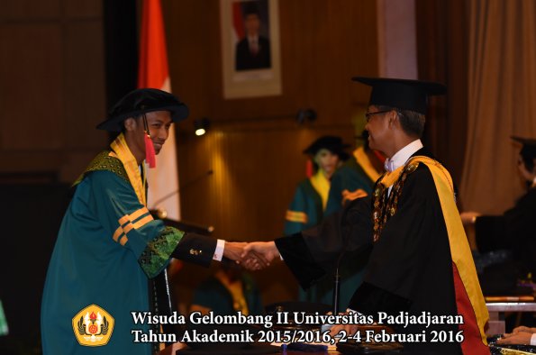Wisuda Unpad Gel II TA 2015_2016  Fakultas Hukum oleh Rektor 013