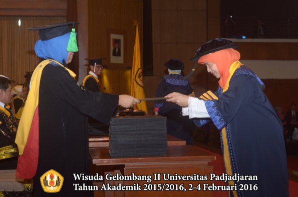 Wisuda Unpad Gel II TA 2015_2016 Fakultas Kedokteran oleh Dekan 004