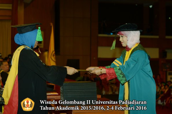 Wisuda Unpad Gel II TA 2015_2016 Fakultas Kedokteran oleh Dekan 006