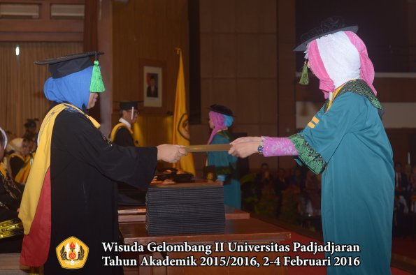 Wisuda Unpad Gel II TA 2015_2016 Fakultas Kedokteran oleh Dekan 009