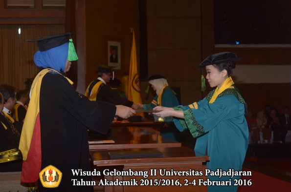 Wisuda Unpad Gel II TA 2015_2016 Fakultas Kedokteran oleh Dekan 049