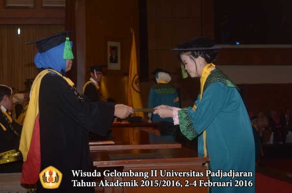 Wisuda Unpad Gel II TA 2015_2016 Fakultas Kedokteran oleh Dekan 051