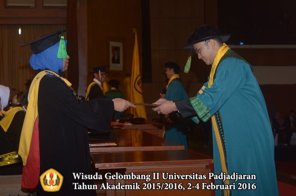 Wisuda Unpad Gel II TA 2015_2016 Fakultas Kedokteran oleh Dekan 053