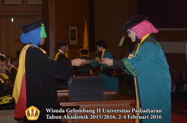 Wisuda Unpad Gel II TA 2015_2016 Fakultas Kedokteran oleh Dekan 058