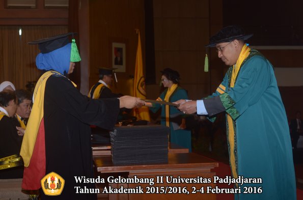 Wisuda Unpad Gel II TA 2015_2016 Fakultas Kedokteran oleh Dekan 060