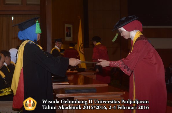 Wisuda Unpad Gel II TA 2015_2016 Fakultas Kedokteran oleh Dekan 099